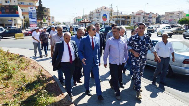 إزالة اليافطات والشعارات عن الطريق الدولي بين بعلبك ورياق  