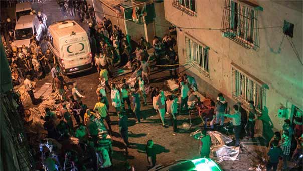50 قتيلاً و95 جريحا في تفجير غازي عنتاب التركية.. وأردوغان يتهم &rsquo;داعش&rsquo;