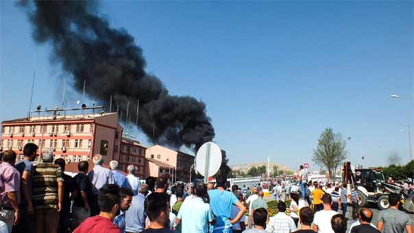 قتلى وعشرات الجرحى في هجوم على مقر للشرطة جنوب شرقي تركيا