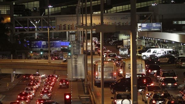 &rsquo;أصوات مرتفعة&rsquo; تُغلق مطار لوس أنجلوس الأميركي وتخليه من المسافرين