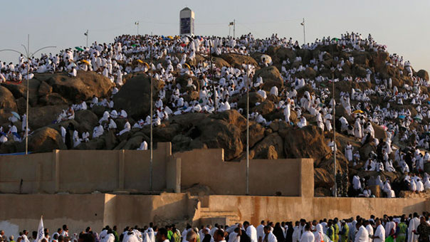 حجاج بيت الله الحرام يقفون على صعيد عرفة ويأملون ألّا تتكرر فاجعة منى