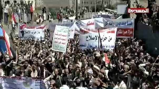 اليمنيون احتشدوا في مسيرة &rsquo;براكين الغضب&rsquo; بصنعاء.. دعوات لفتح المعسكرات لرفد الجبهات ودحر المعتدين