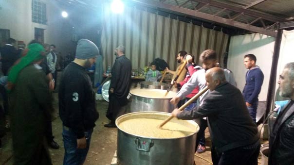 خيمة السيدة زينب (ع) في البقاع أحيت ذكرى الأربعين بإعداد الطعام للمجاهدين المرابطين في السلسلة الشرقية