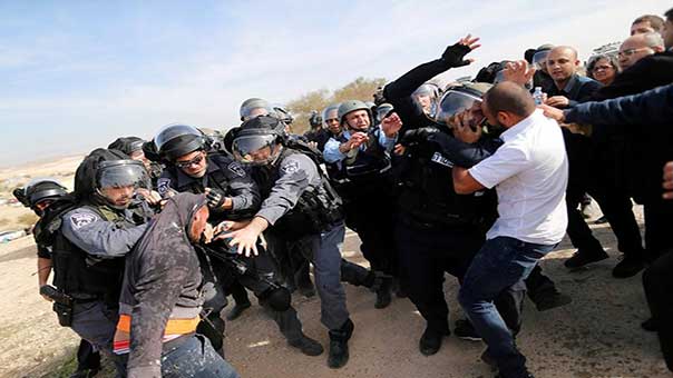 استشهاد فلسطيني في مواجهات عنيفة بالنقب .. و &rsquo;لجنة المتابعة&rsquo; تحمل الاحتلال مسؤولية التصعيد

 
