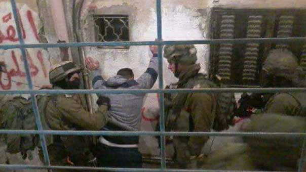 جيش الاحتلال يعتقل 17 فلسطينياً خلال مداهمات واسعة بالضفة والقدس... وآلياته تتوغل جنوب قطاع غزة