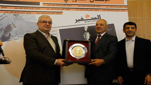 حزب الله كرم رئيس تحرير &rsquo;السفير&rsquo; .. سلمان: التكريم شهادة على تقدير المقاومة لدور الكفاءة المكرسة لخدمة قضايا الوطن