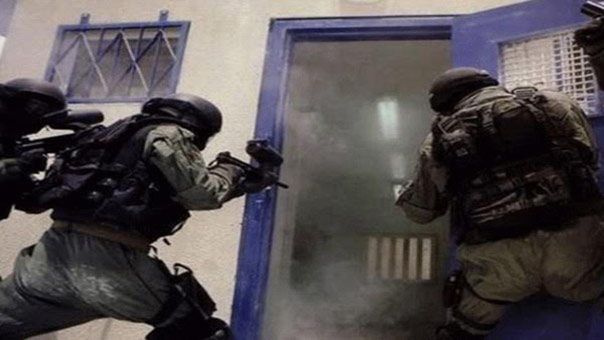  الأسرى الفلسطينيون ينتفضون في وجه العربدة الصهيونية.. وأوساط حقوقية تُحمّل الاحتلال مسؤولية تفجر الأوضاع