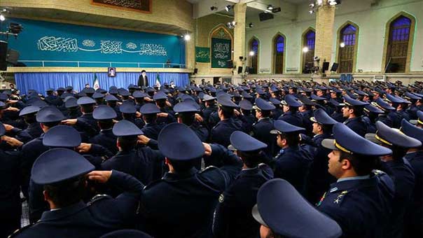 الإمام الخامنئي خلال استقباله قادة ومنتسبي القوة الجوية : الشعب الإيراني سيرد على ترامب