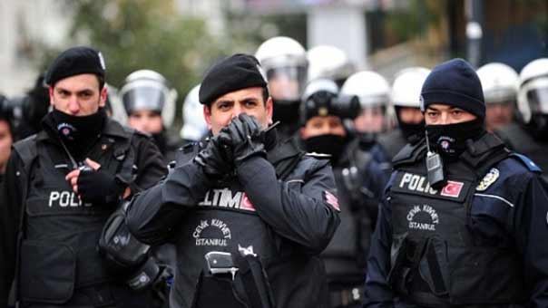  الشرطة التركية تطلق الغاز المسيل للدموع وتعتقل 12 متظاهراً