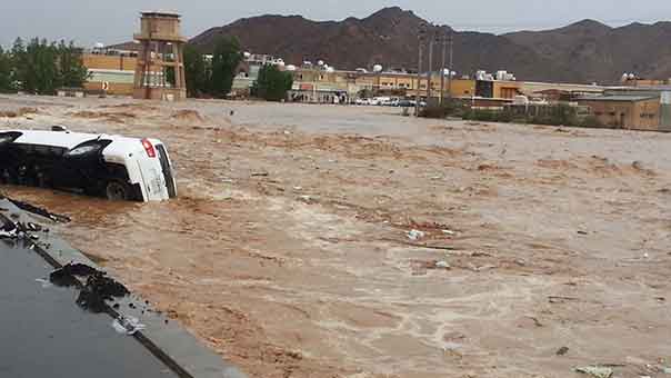 السلطات السعودية عاجزة عن إنقاذ مواطنيها من كارثة السيول