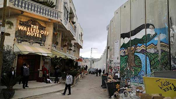 موّله فنان بريطاني .. فندق &rsquo;على الجدار&rsquo; يعكس معاناة الفلسطينيين تحت الاحتلال!