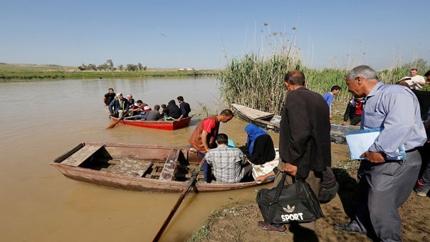 الجيش العراقي يبني جسرًا عائمًا على دجلة لتأمين مرور النازحين إلى المناطق الآمنة