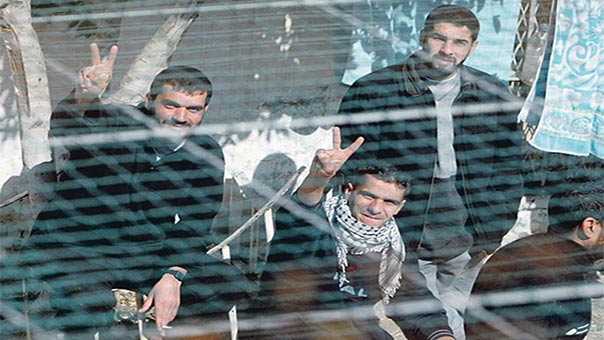 مظاهرات في فلسطين دعما للاسرى المضربين عن الطعام وسلطات الاحتلال تتصدى بالرصاص والغاز