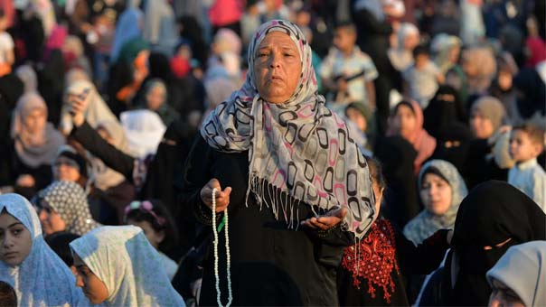 من فلسطين المحتلة إلى أندونيسيا.. ​ملايين المسلمين في العالم يؤدون صلاة عيد الفطر المبارك
