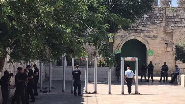 شرطة العدو تشرع بتثبيت بوابات إلكترونية عند مداخل المسجد الأقصى المبارك