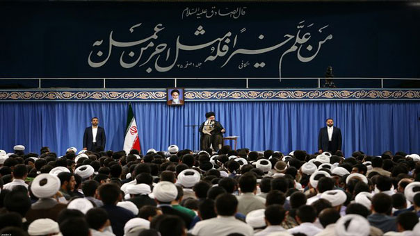 الامام الخامنئي: تثبيت مبادئ الثورة وتشكيل مجتمع إسلامي يحتاج إلى كفاح مستمر