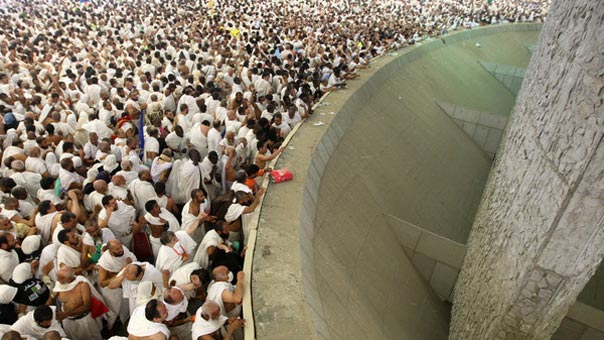 الحجاج يرمون جمرة العقبة بأول أيام عيد الأضحى المبارك