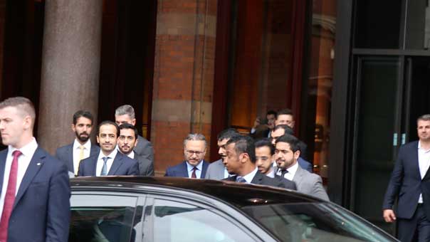 ناشطون اعترضوا سيارة الجبير وقرقاش في لندن .. وسفير البحرين يلوذ بالفرار


