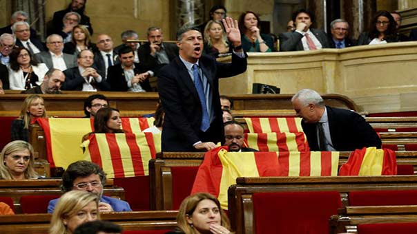 مدريد تحل برلمان كتالونيا.. وتوجهٌ لمقاضاة رئيس إقليمها بتهمة &rsquo;التمرد&rsquo;