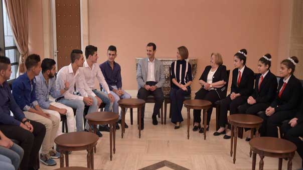 بالصور..الرئيس الأسد وزوجته يستقبلان أبناء الشهداء المتفوقين