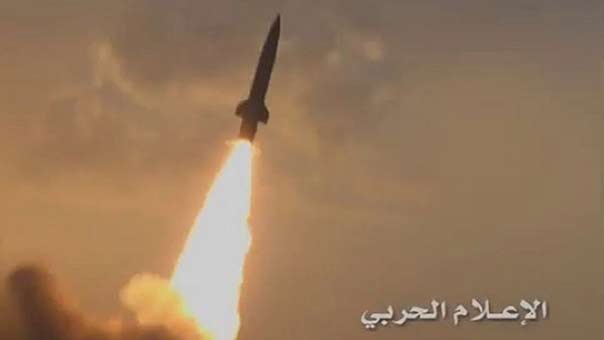 صاروخ باليستي يمني يدك معسكراً بالعمق السعودي في عسير
