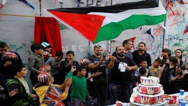 فنان بريطاني ينظّم حفل اعتذار عن &rsquo;وعد بلفور&rsquo; في فلسطين المحتلة
