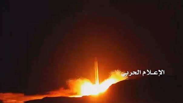 بالفيديو .. صاروخ &rsquo;بركان تو إتش&rsquo; بعيد المدى يدك مطار الملك خالد الدولي في الرياض