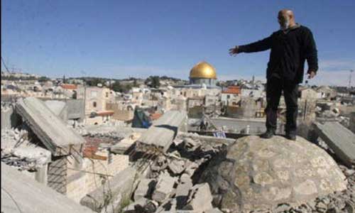 عشرات آلاف الفلسطينيين  يؤدون الصلاة في المسجد الاقصى 