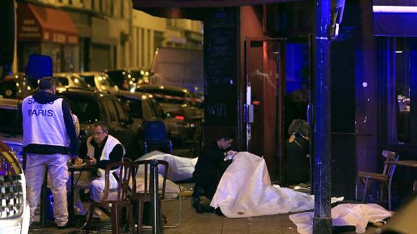 الإرهاب يقصم ظهر فرنسا: 128 قتيلًا في باريس.. وهولاند يتهم &rsquo;داعش&rsquo;