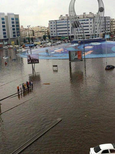 بالصور والفيديو: &rsquo;#جدة_تغرق&rsquo; .. السعوديون يغردون وينتقدون وعودا بإعمار البنى التحتية منذ 37 عاماً