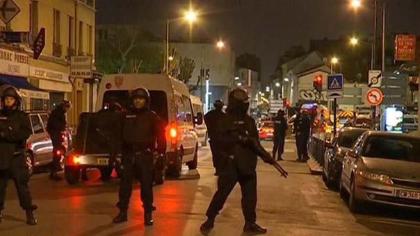 بالصور: اشتباكات بين الشرطة ومطلوبين شمال فرنسا على خلفية هجمات باريس