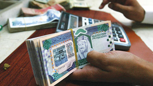 الاقتصاد السعودي المُنهار يدفع إلى تسريح موظفين في القطاع العام