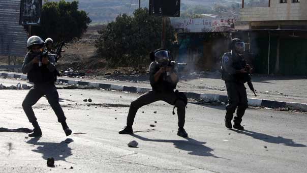 جريح صهيوني بمحاولة دهس في القدس.. وعشرات الإصابات بالضفة وغزة برصاص الإحتلال