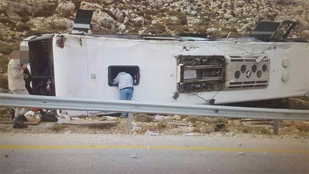 مقتل مستوطن وجرح 50 في انقلاب شاحنة شمال غربي رام الله