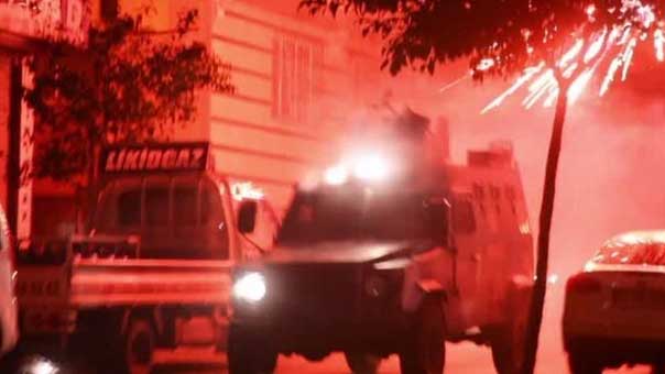 مواجهات بين الشرطة التركية ومتظاهرين محتجين على مقتل محام كردي معارض لأردوغان