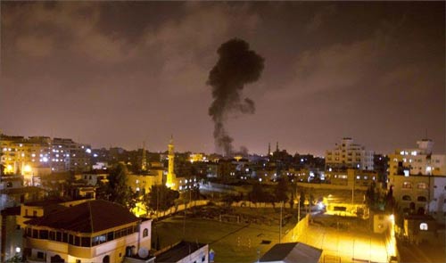 الاحتلال يخطر بهدم منازل 3 شهداء.. واعتقال أكثر من 20 فلسطينياً خلال مداهمات واسعة بالضفة الغربية