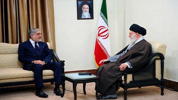 الإمام الخامنئي لدى إستقباله الرئيس التنفيذي للحكومة الأفغانية: عدم قدرة أي بلد على الدفاع عن نفسه تشكّل أرضية لتدخل الأجانب