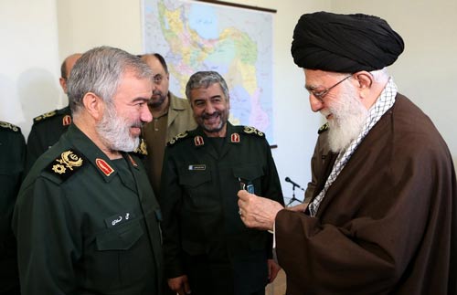 بالصور: الإمام الخامنئي يمنح وسام &rsquo;الفتح&rsquo; لقادة حرس الثورة الذين اعتقلوا البحارة الأميركيين