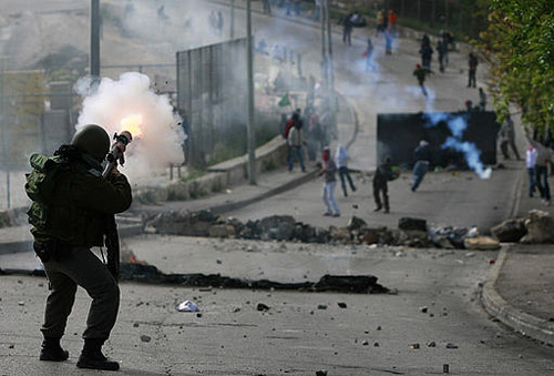 مواجهات عنيفة بين الفلسطينيين والاحتلال في الضفة.. والأسير القيق  ماض في إضرابه