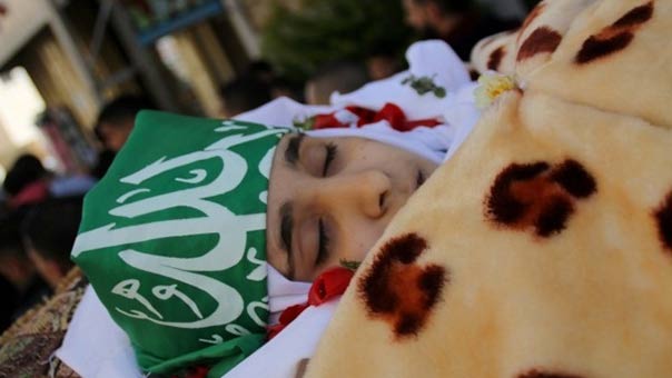 الطفلة ’كلزار’: اختطفتها رصاصات الاحتلال.. بعدما أوصت توأمها تقبيل يد والدها