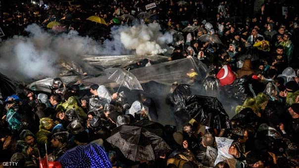 اردوغان يقمع حرية التعبير ويحارب معارضيه بالغاز وخراطيم المياه!
