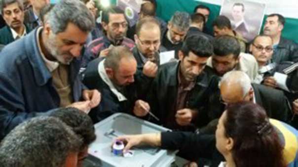 بالصور.. إقبال كثيف للسوريين على صناديق الاقتراع
