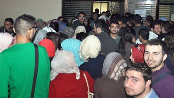 بالصور.. إقبال كثيف للسوريين على صناديق الاقتراع
