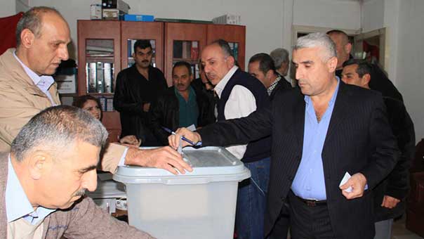 بالصور.. إقبال كثيف للسوريين على صناديق الاقتراع
