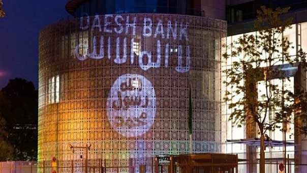 ناشط ألماني يرسم لوحة ضوئية على مبنى السفارة السعودية في برلين تضمنت ’راية داعش’ السوداء