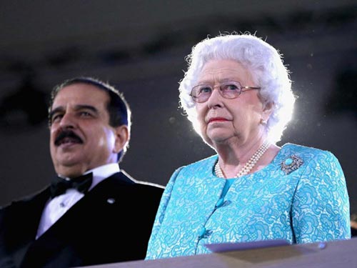 ملك البحرين يتقدم بشكوى قانونية ضد صحيفة &rsquo;التايمز&rsquo; بعد انتقادها جلوسه إلى جانب الملكة إليزابيث