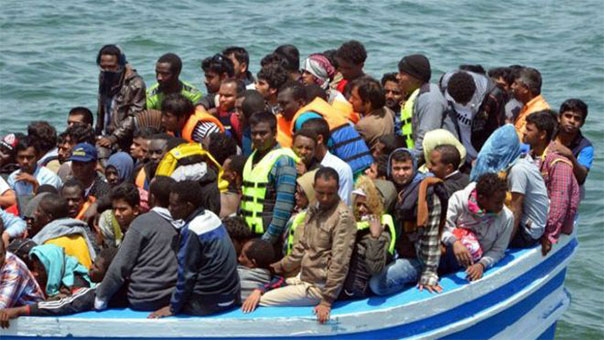 اعتراض 850 مهاجراً من قبل البحرية الليبية قبالة مدينة صبراتة