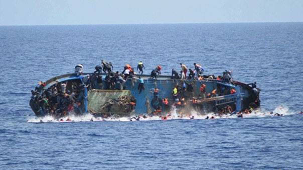 بالصور.. مركب يغرق قبالة سواحل ليبيا ويسفر عن مصرع 20 الى 30 شخصًا