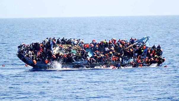 بالصور.. مركب يغرق قبالة سواحل ليبيا ويسفر عن مصرع 20 الى 30 شخصًا