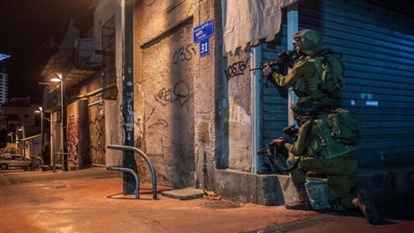 اعتقالات خلال مداهمات متفرقة بالضفة الفلسطينية .. ومقاومون يطلقون النار باتجاه قوة صهيونية شمالي القدس